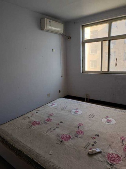 半坡店社區，整層出租，三室兩廳一廚一衛，簡裝，家具家電一應俱全，水電氣齊全，周邊有黎陽小學，實驗中小學，鹿鳴中小學，交通方便，領包入住。電話，15603927648